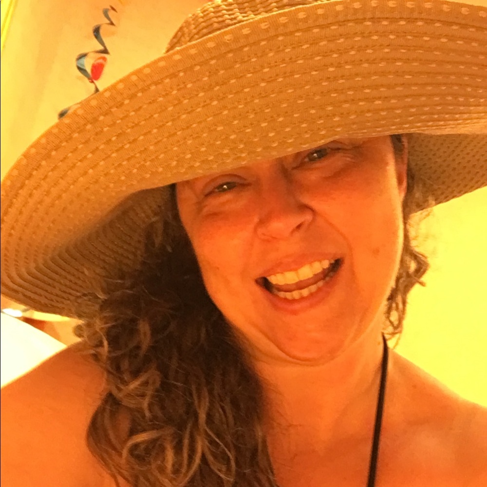 Meet your Posher, Larissa